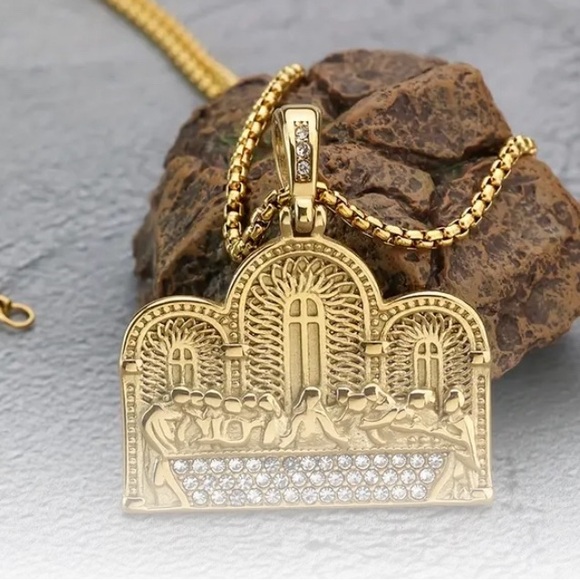 Luxurious 18K Gold Plated Titanium Steel Pendant Necklace - Picture 3 of 4